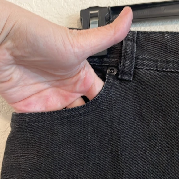 Chico's Women's Denim Jeans Size Medium Black Stretch Cropped Contemporary - Picture 6 of 15